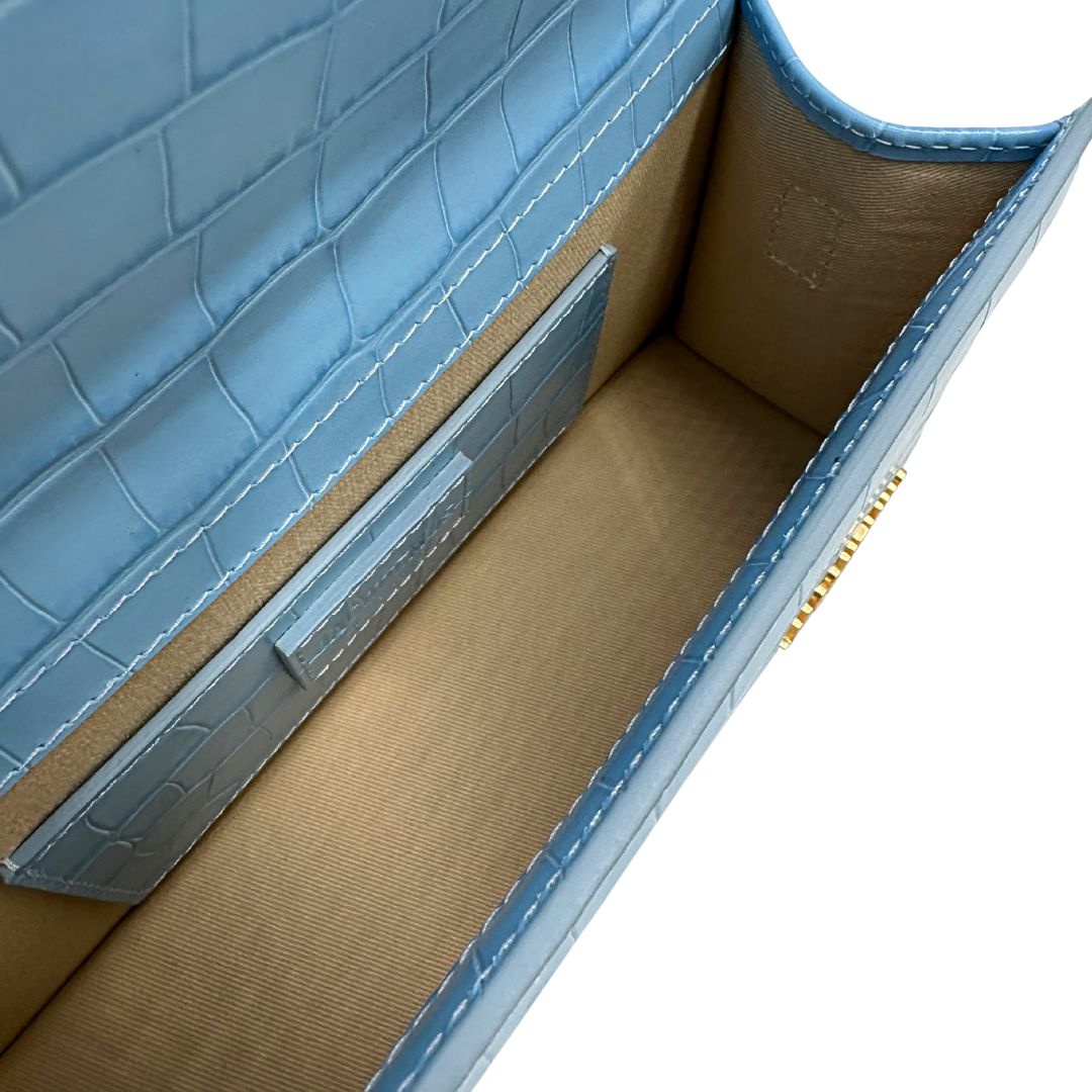 Borsa Jacquemus in pelle azzurra trama cocco con parti metalliche dorate; munita di un manico singolo e una tracolla amovibile e regolabile, interno 