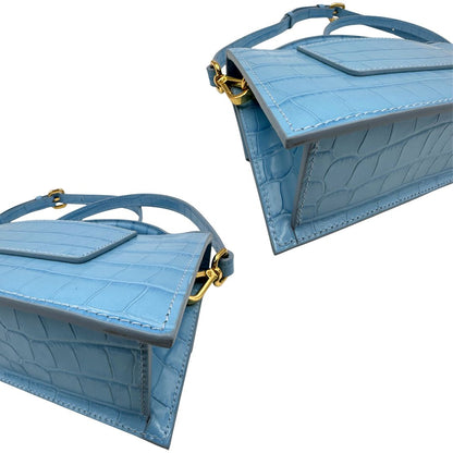 Borsa Jacquemus in pelle azzurra trama cocco con parti metalliche dorate; munita di un manico singolo e una tracolla amovibile e regolabile, angoli 