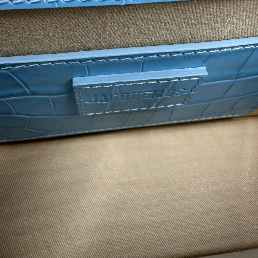 Borsa Jacquemus in pelle azzurra trama cocco con parti metalliche dorate; munita di un manico singolo e una tracolla amovibile e regolabile, interno 