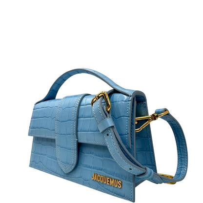 Borsa Jacquemus in pelle azzurra trama cocco con parti metalliche dorate; munita di un manico singolo e una tracolla amovibile e regolabile, lato 