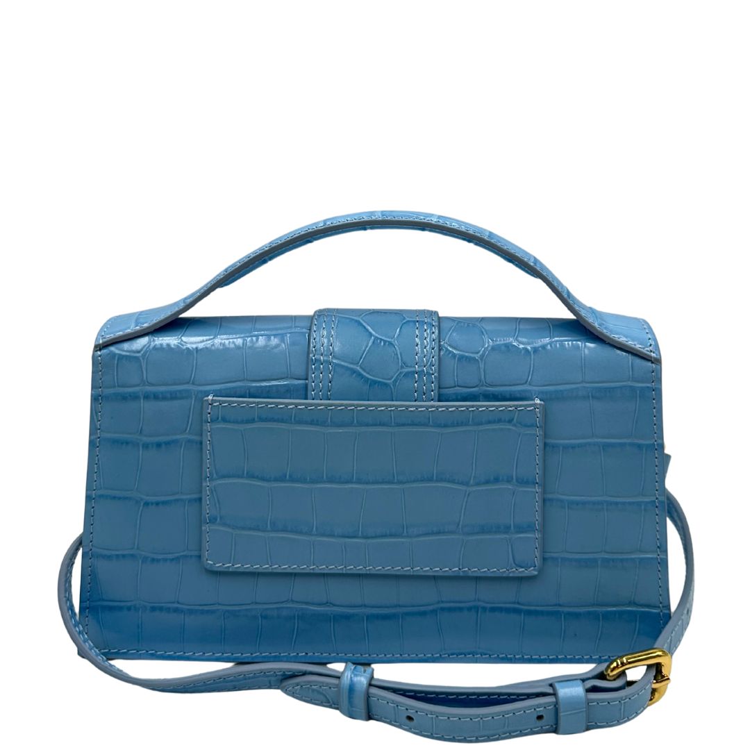 Borsa Jacquemus in pelle azzurra trama cocco con parti metalliche dorate; munita di un manico singolo e una tracolla amovibile e regolabile, retro 