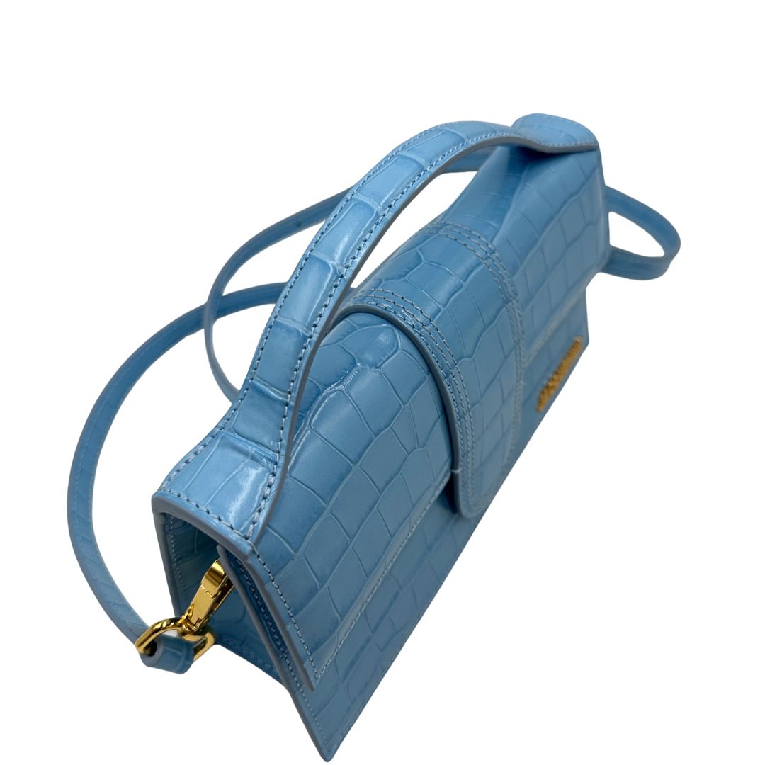 Borsa Jacquemus in pelle azzurra trama cocco con parti metalliche dorate; munita di un manico singolo e una tracolla amovibile e regolabile, manico 