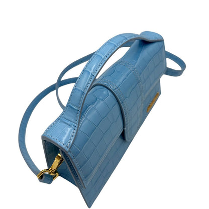 Borsa Jacquemus in pelle azzurra trama cocco con parti metalliche dorate; munita di un manico singolo e una tracolla amovibile e regolabile, manico 