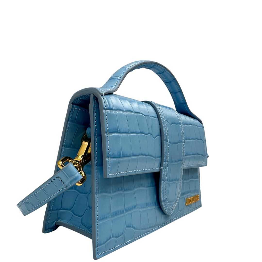 Borsa Jacquemus in pelle azzurra trama cocco con parti metalliche dorate; munita di un manico singolo e una tracolla amovibile e regolabile, lato 