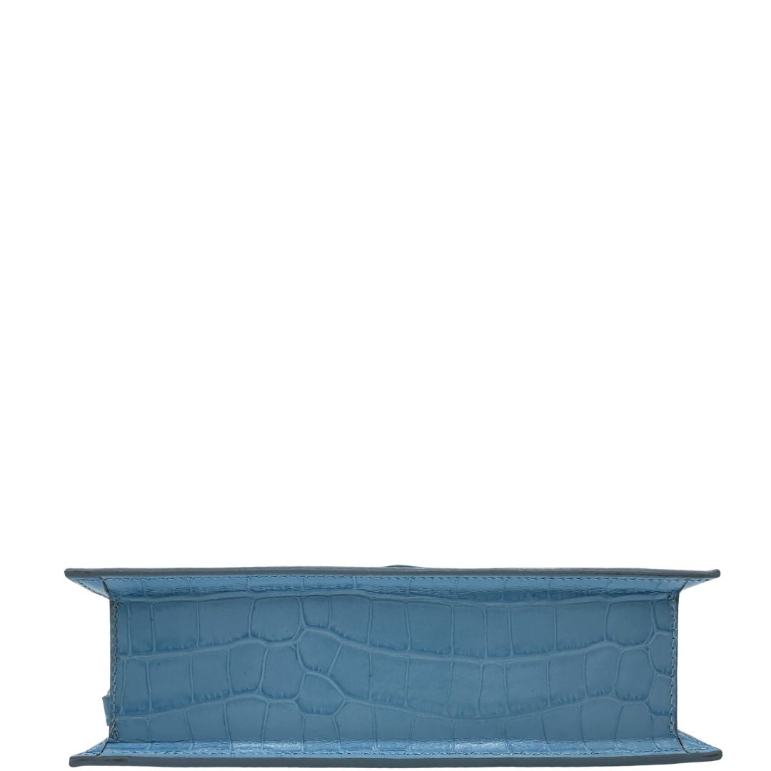 Borsa Jacquemus in pelle azzurra trama cocco con parti metalliche dorate; munita di un manico singolo e una tracolla amovibile e regolabile, base 