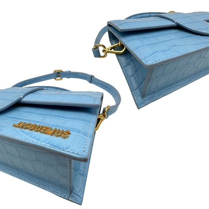 Borsa Jacquemus in pelle azzurra trama cocco con parti metalliche dorate; munita di un manico singolo e una tracolla amovibile e regolabile, angoli 