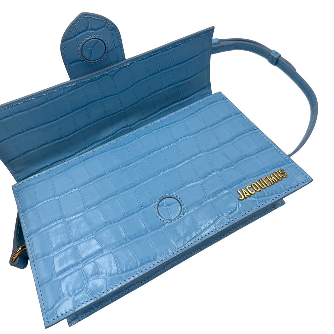 Borsa Jacquemus in pelle azzurra trama cocco con parti metalliche dorate; munita di un manico singolo e una tracolla amovibile e regolabile, magnetico 