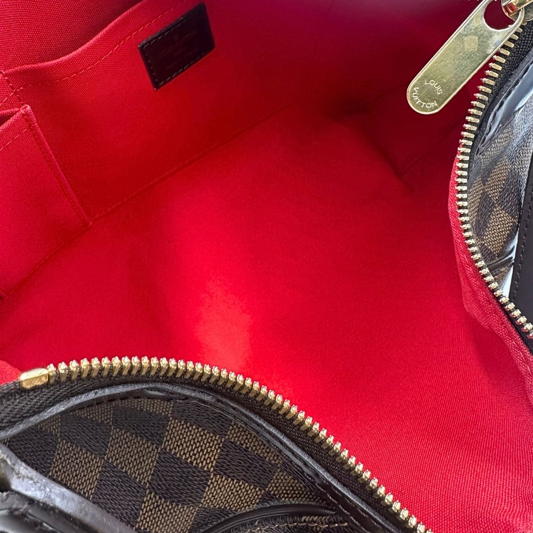 Interno Borsa Louis Vuitton Thames in canvas Damier Ébène con finiture in pelle testa di moro e parti metalliche dorate. Originale usato, in condizioni ottime. 