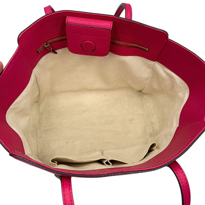 interno Borsa Gucci in pelle martellata fucsia rifinita con inserti metallici dorati; dotata di doppi manici, indossabile a spalla 