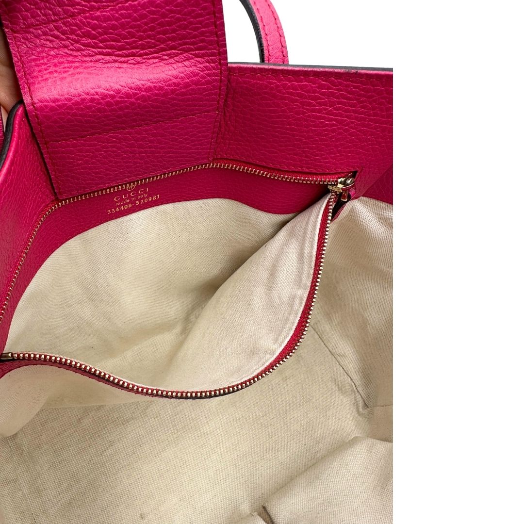 interno Borsa Gucci in pelle martellata fucsia rifinita con inserti metallici dorati; dotata di doppi manici, indossabile a spalla 