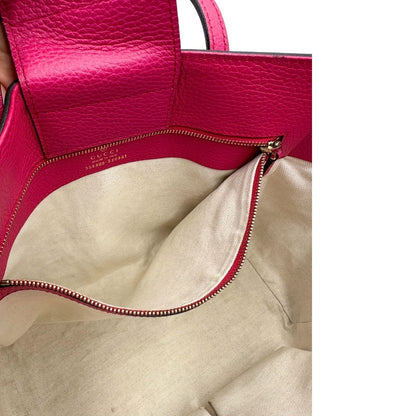 interno Borsa Gucci in pelle martellata fucsia rifinita con inserti metallici dorati; dotata di doppi manici, indossabile a spalla 