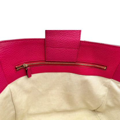 interno Borsa Gucci in pelle martellata fucsia rifinita con inserti metallici dorati; dotata di doppi manici, indossabile a spalla 