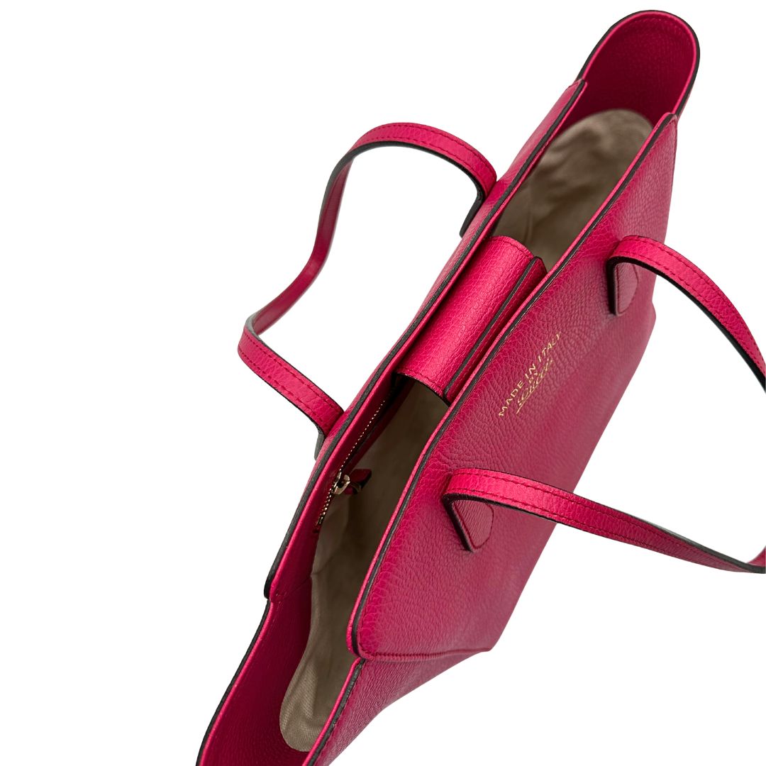 Borsa Gucci in pelle martellata fucsia rifinita con inserti metallici dorati; dotata di doppi manici, indossabile a spalla 