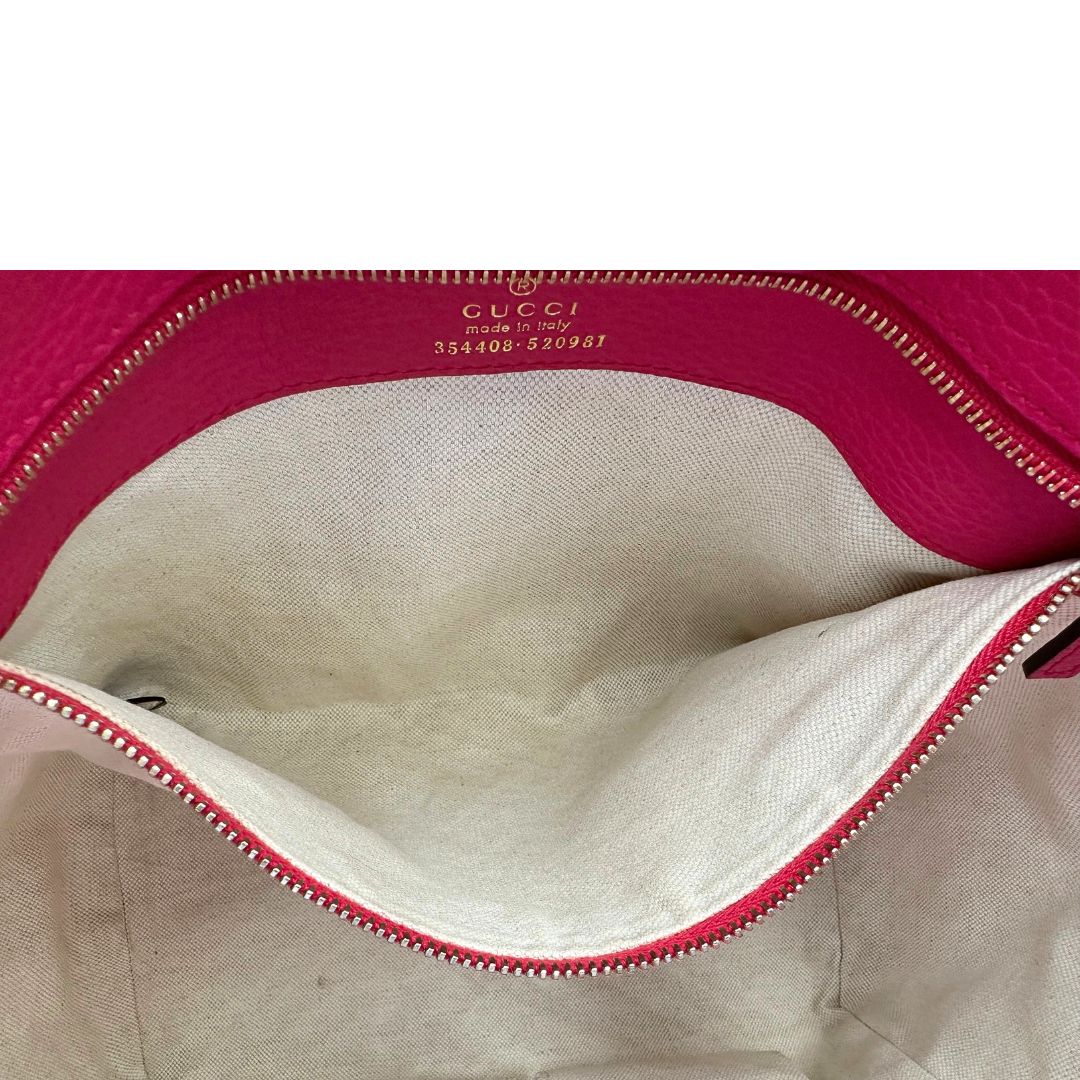 interno Borsa Gucci in pelle martellata fucsia rifinita con inserti metallici dorati; dotata di doppi manici, indossabile a spalla 