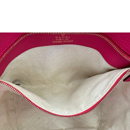 interno Borsa Gucci in pelle martellata fucsia rifinita con inserti metallici dorati; dotata di doppi manici, indossabile a spalla 