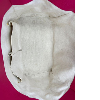 interno Borsa Gucci in pelle martellata fucsia rifinita con inserti metallici dorati; dotata di doppi manici, indossabile a spalla 