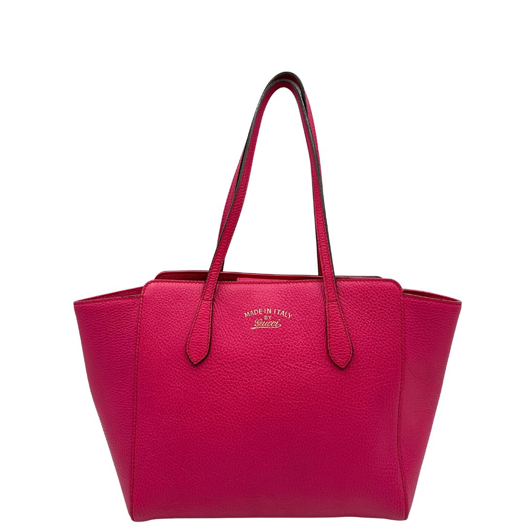 front Borsa Gucci in pelle martellata fucsia rifinita con inserti metallici dorati; dotata di doppi manici, indossabile a spalla