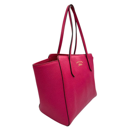 lato Borsa Gucci in pelle martellata fucsia rifinita con inserti metallici dorati; dotata di doppi manici, indossabile a spalla 