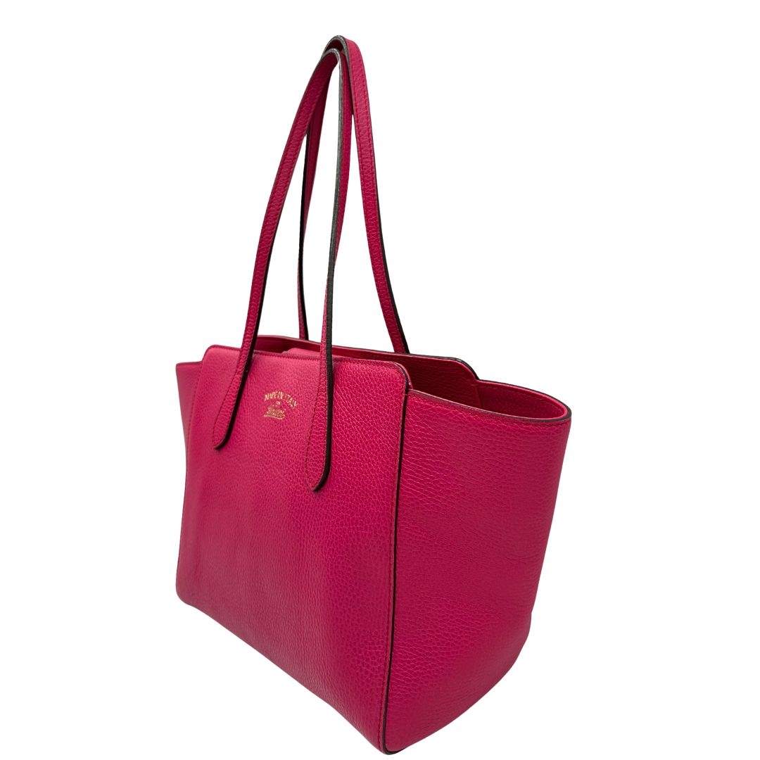 lato Borsa Gucci in pelle martellata fucsia rifinita con inserti metallici dorati; dotata di doppi manici, indossabile a spalla 