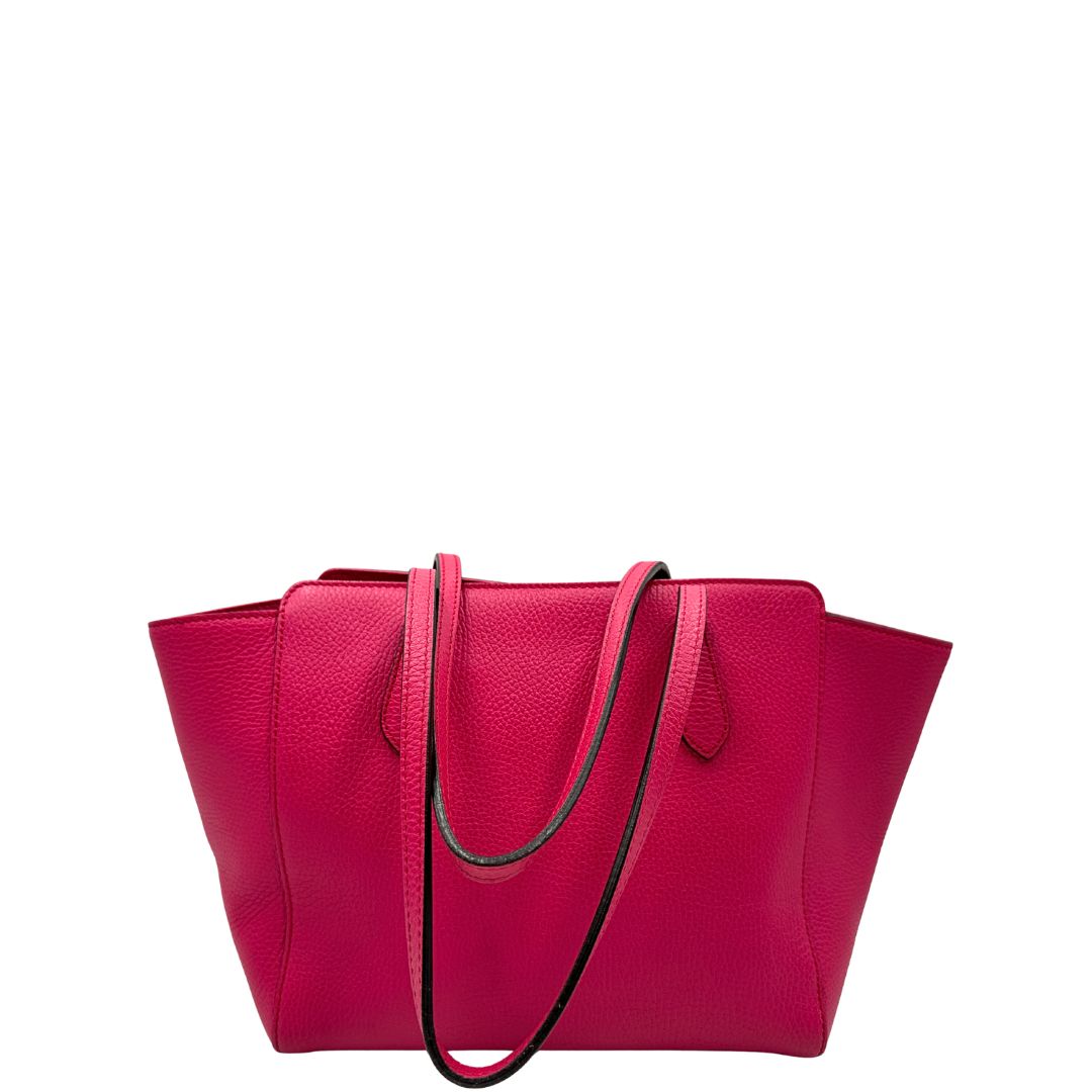 retro Borsa Gucci in pelle martellata fucsia rifinita con inserti metallici dorati; dotata di doppi manici, indossabile a spalla 