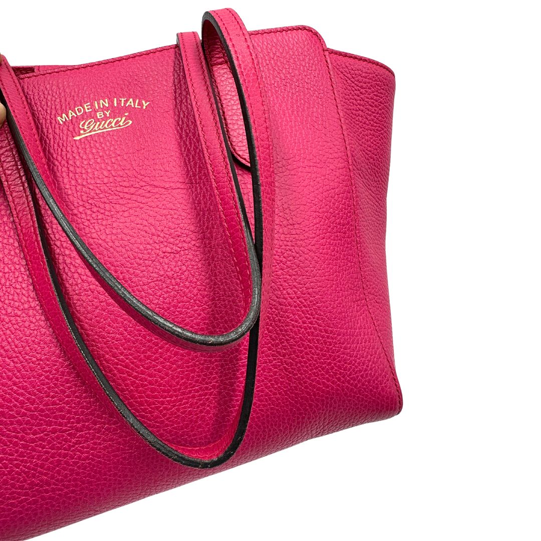 Borsa Gucci in pelle martellata fucsia rifinita con inserti metallici dorati; dotata di doppi manici, indossabile a spalla, manici 