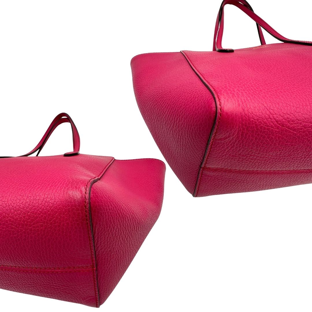 angoli Borsa Gucci in pelle martellata fucsia rifinita con inserti metallici dorati; dotata di doppi manici, indossabile a spalla 