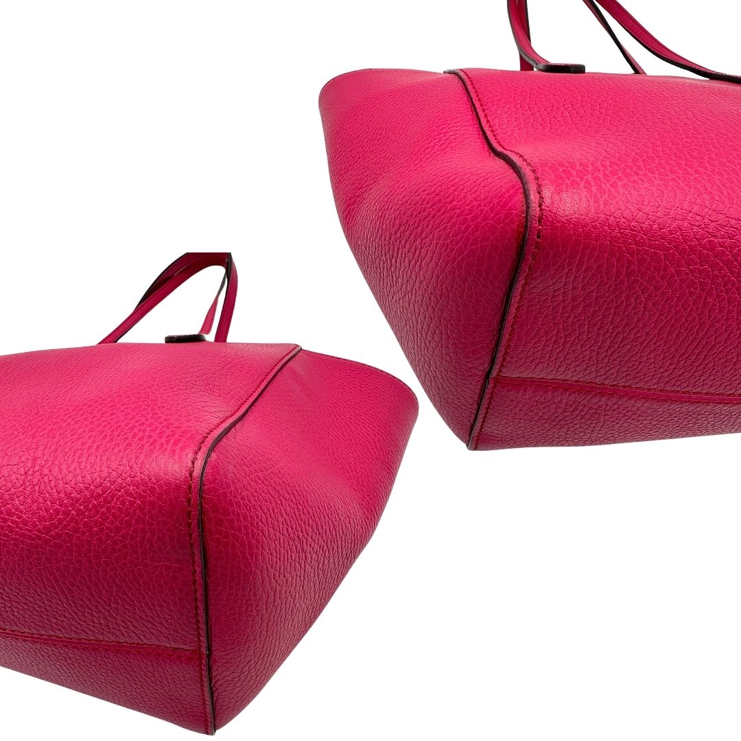angoli Borsa Gucci in pelle martellata fucsia rifinita con inserti metallici dorati; dotata di doppi manici, indossabile a spalla 