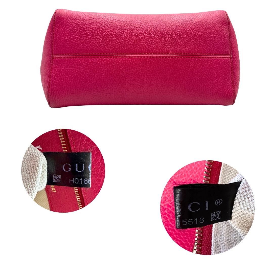 base Borsa Gucci in pelle martellata fucsia rifinita con inserti metallici dorati; dotata di doppi manici, indossabile a spalla 