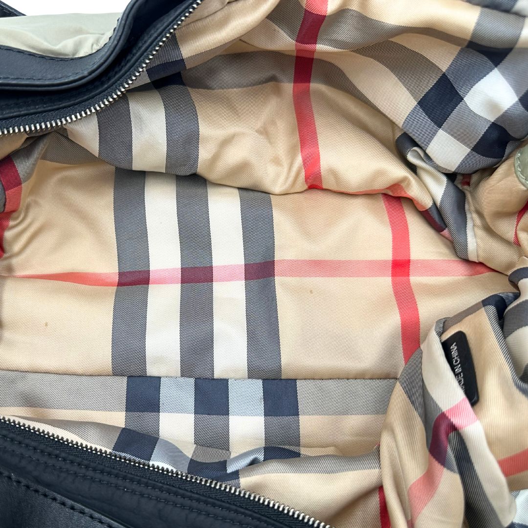 interno Borsa Burberry in nylon color sabbia rifinita con parti in pelle nere e inserti metallici effetto renio; munita di doppi manici, da indossare a spalla 