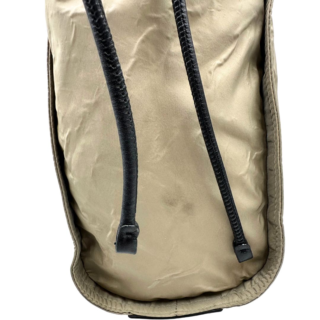 lato Borsa Burberry in nylon color sabbia rifinita con parti in pelle nere e inserti metallici effetto renio; munita di doppi manici, da indossare a spalla 