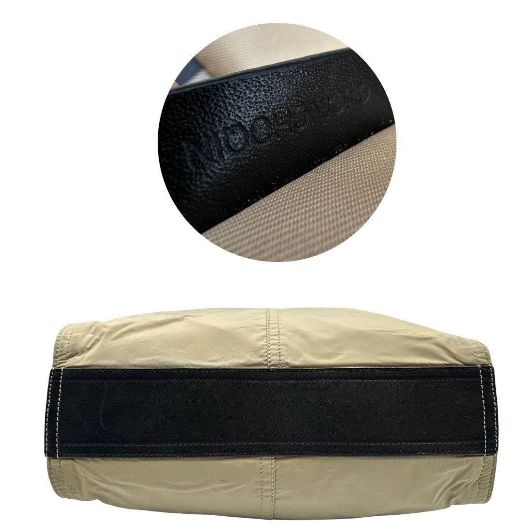 base Borsa Burberry in nylon color sabbia rifinita con parti in pelle nere e inserti metallici effetto renio; munita di doppi manici, da indossare a spalla 