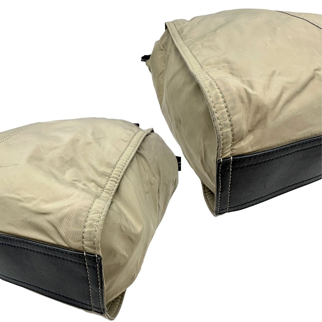 angoli Borsa Burberry in nylon color sabbia rifinita con parti in pelle nere e inserti metallici effetto renio; munita di doppi manici, da indossare a spalla 