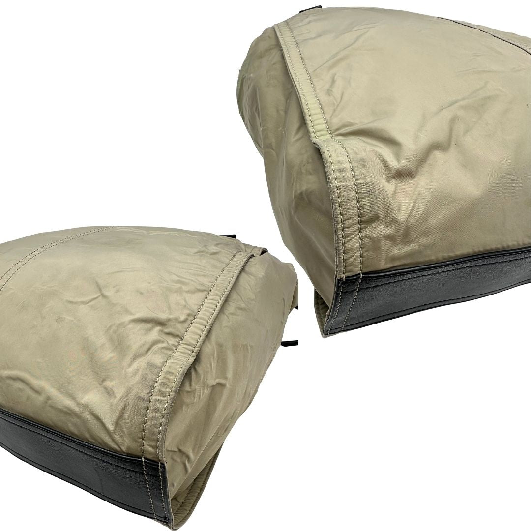 angoli Borsa Burberry in nylon color sabbia rifinita con parti in pelle nere e inserti metallici effetto renio; munita di doppi manici, da indossare a spalla 