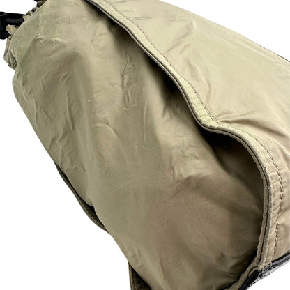 angolo Borsa Burberry in nylon color sabbia rifinita con parti in pelle nere e inserti metallici effetto renio; munita di doppi manici, da indossare a spalla 