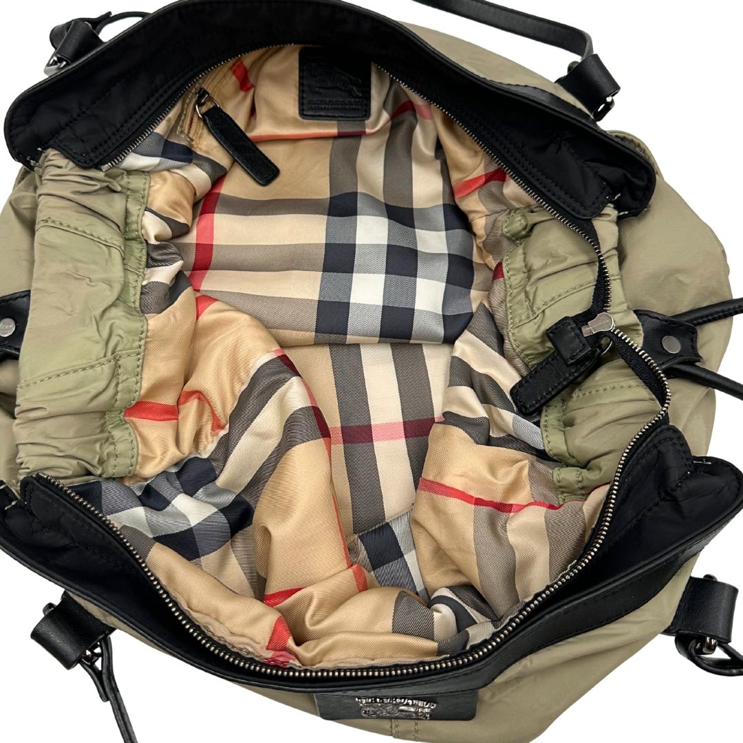 interno Borsa Burberry in nylon color sabbia rifinita con parti in pelle nere e inserti metallici effetto renio; munita di doppi manici, da indossare a spalla 