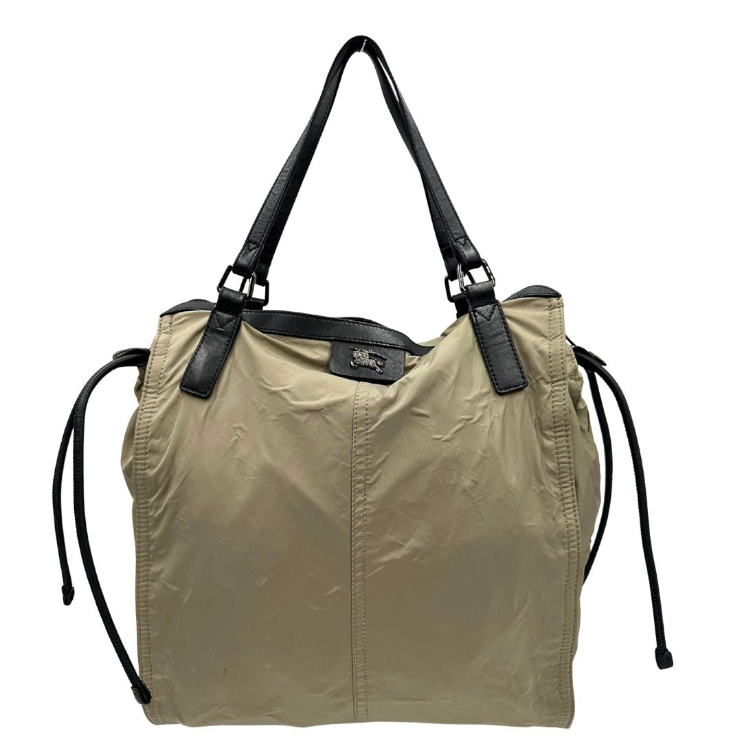 front Borsa Burberry in nylon color sabbia rifinita con parti in pelle nere e inserti metallici effetto renio; munita di doppi manici, da indossare a spalla
