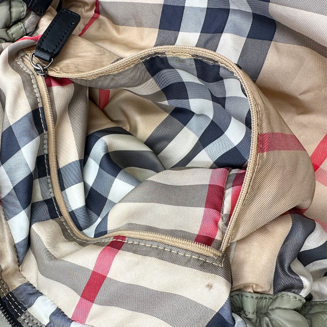 interno Borsa Burberry in nylon color sabbia rifinita con parti in pelle nere e inserti metallici effetto renio; munita di doppi manici, da indossare a spalla 