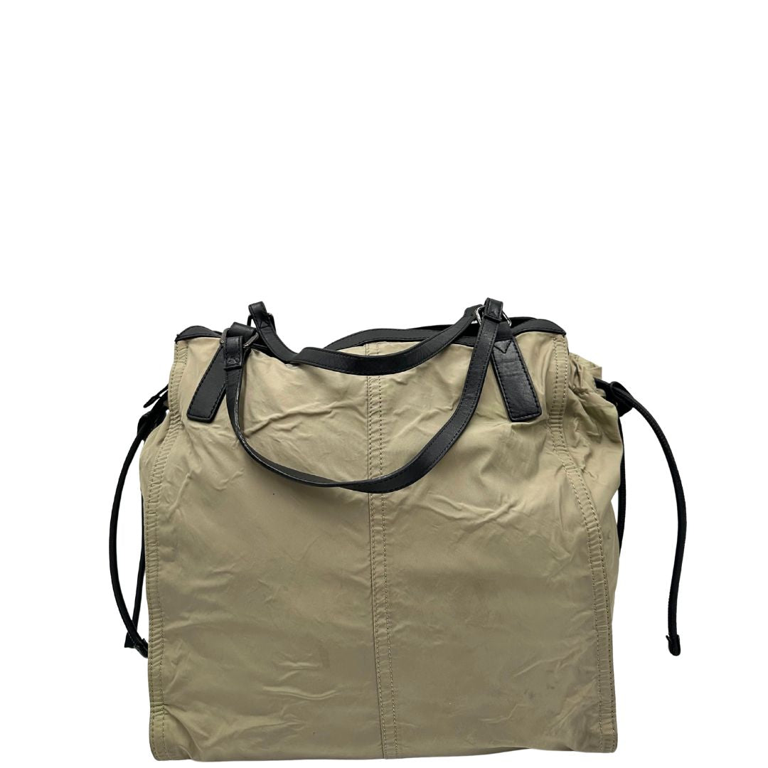 retro Borsa Burberry in nylon color sabbia rifinita con parti in pelle nere e inserti metallici effetto renio; munita di doppi manici, da indossare a spalla 