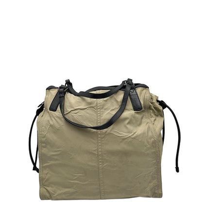 retro Borsa Burberry in nylon color sabbia rifinita con parti in pelle nere e inserti metallici effetto renio; munita di doppi manici, da indossare a spalla 