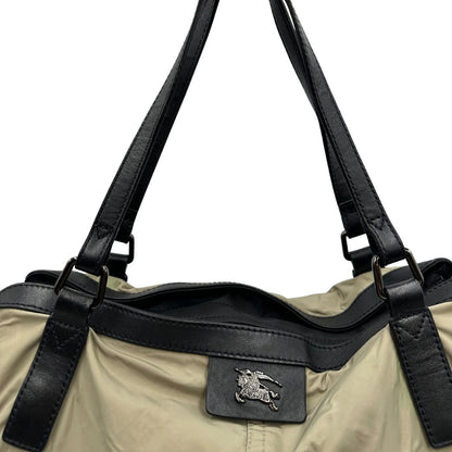 Borsa Burberry in nylon color sabbia rifinita con parti in pelle nere e inserti metallici effetto renio; munita di doppi manici, da indossare a spalla 