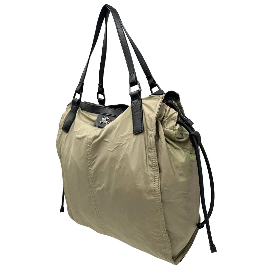 lato Borsa Burberry in nylon color sabbia rifinita con parti in pelle nere e inserti metallici effetto renio; munita di doppi manici, da indossare a spalla