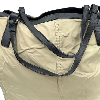 manici Borsa Burberry in nylon color sabbia rifinita con parti in pelle nere e inserti metallici effetto renio; munita di doppi manici, da indossare a spalla 