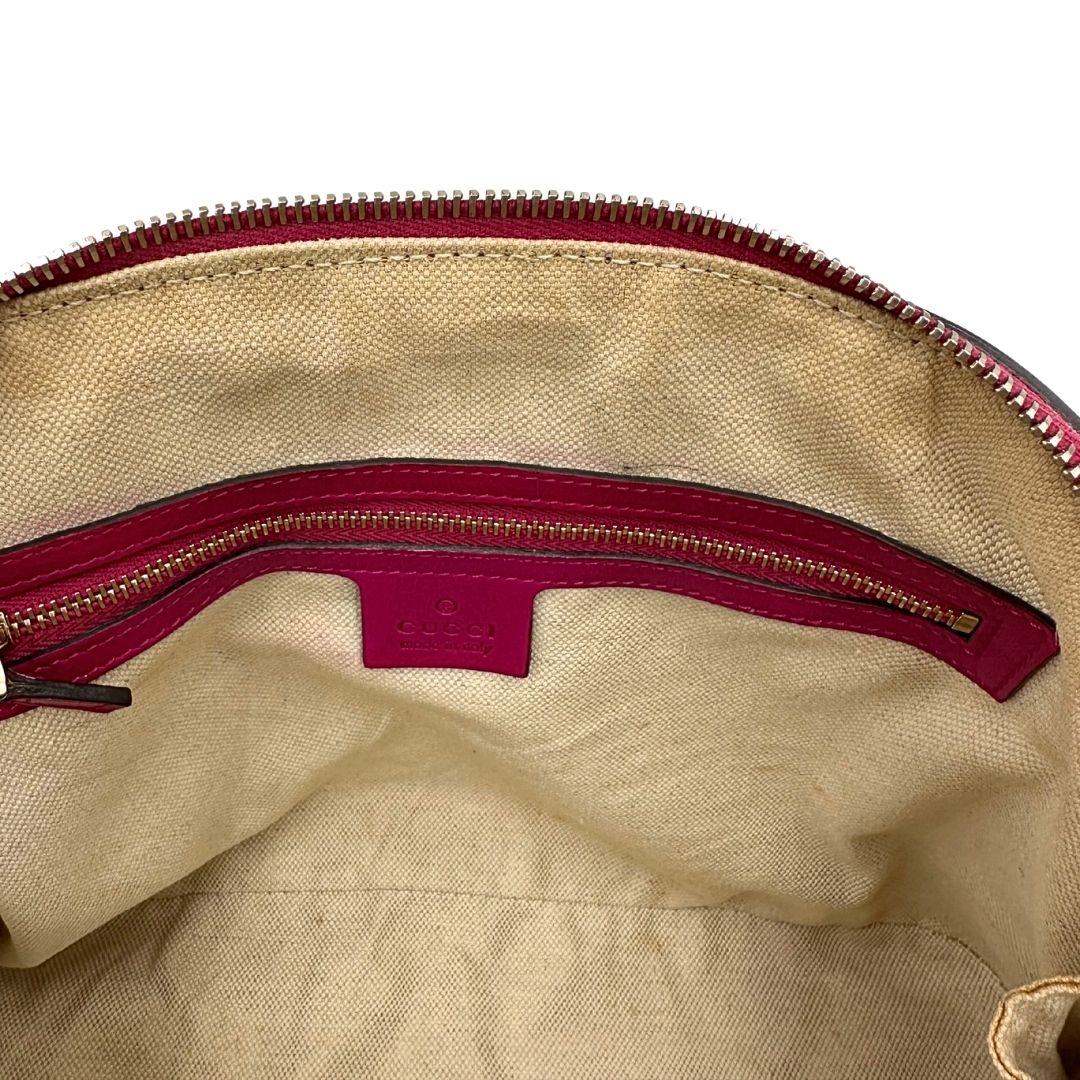interno Borsa Gucci in pelle verniciata rosso fragola rifinita con inserti metallici oro chiaro; munita di doppi manici e una tracolla regolabile e amovibile