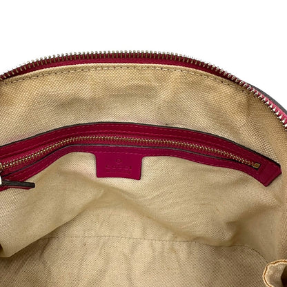 interno Borsa Gucci in pelle verniciata rosso fragola rifinita con inserti metallici oro chiaro; munita di doppi manici e una tracolla regolabile e amovibile