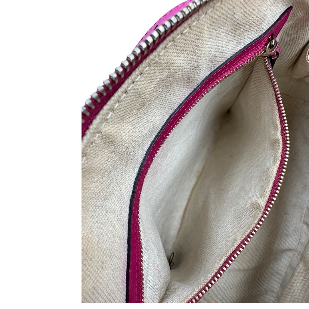 interno Borsa Gucci in pelle verniciata rosso fragola rifinita con inserti metallici oro chiaro; munita di doppi manici e una tracolla regolabile e amovibile