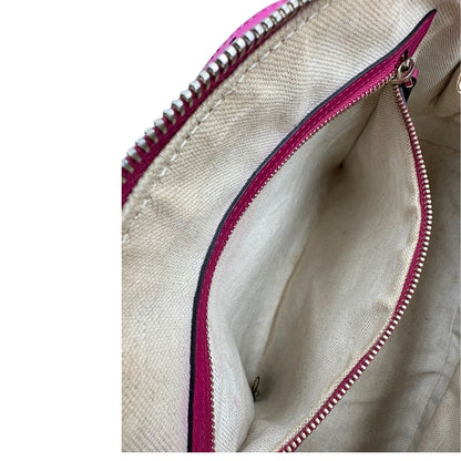 interno Borsa Gucci in pelle verniciata rosso fragola rifinita con inserti metallici oro chiaro; munita di doppi manici e una tracolla regolabile e amovibile