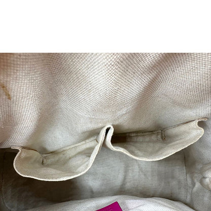 interno Borsa Gucci in pelle verniciata rosso fragola rifinita con inserti metallici oro chiaro; munita di doppi manici e una tracolla regolabile e amovibile