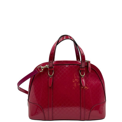 retro Borsa Gucci in pelle verniciata rosso fragola rifinita con inserti metallici oro chiaro; munita di doppi manici e una tracolla regolabile e amovibile 