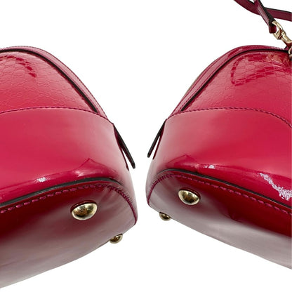 angoli Borsa Gucci in pelle verniciata rosso fragola rifinita con inserti metallici oro chiaro; munita di doppi manici e una tracolla regolabile e amovibile 