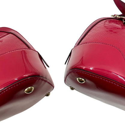 angoli  Borsa Gucci in pelle verniciata rosso fragola rifinita con inserti metallici oro chiaro; munita di doppi manici e una tracolla regolabile e amovibile 